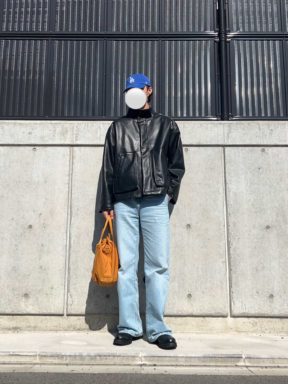 「休日スタイル、春コーデ、おしゃれさんと繋がりたい、お洒落さんとつながりたい、服好きな人と繋がりたい、レザージャケット、フレアデニム、ワイドデニム、革靴、バッグ」｜「UNIQLOのアイテム（ハンドバッグ、イエロー系）」を使った、y111nさん（メンズ・184cm）の春コーディネートの1枚目の写真