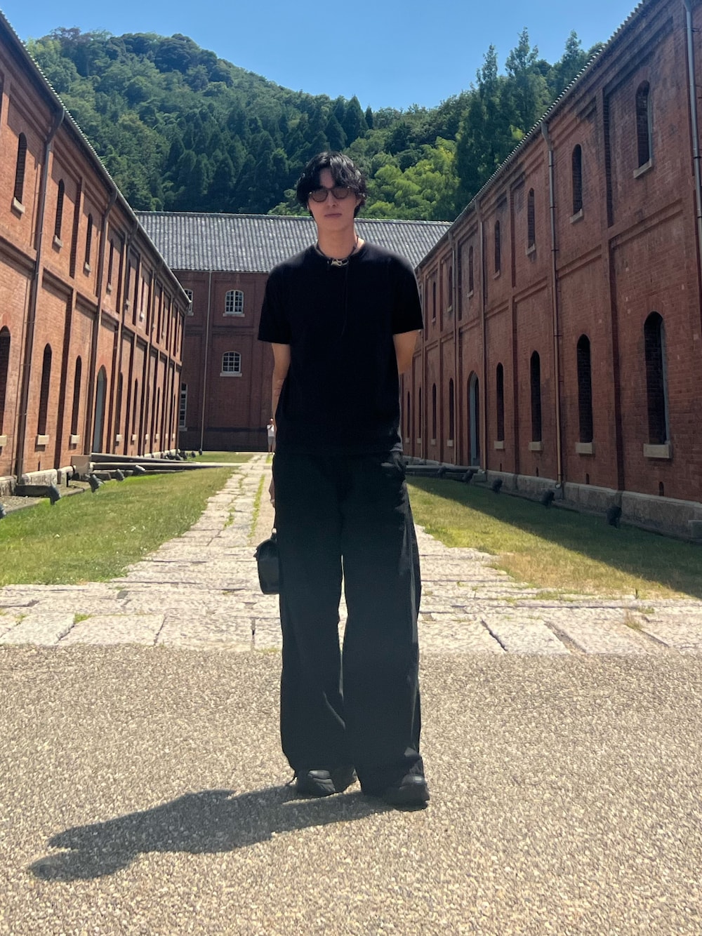 「ootd、休日スタイル、WEARyouthコーデ、お出かけコーデ、夏コーデ、夏、ブラック、モード、Tシャツ、パラシュートパンツ、スニーカー、お洒落さんとつながりたい」｜「HANESのHanes/へインズ BEEFY/ビーフィー 無地 クルーネック 半袖Tシャツ/パックT（Tシャツ/カットソー、ブラック系）」を使った、y111nさん（メンズ・184cm）の夏コーディネートの1枚目の写真