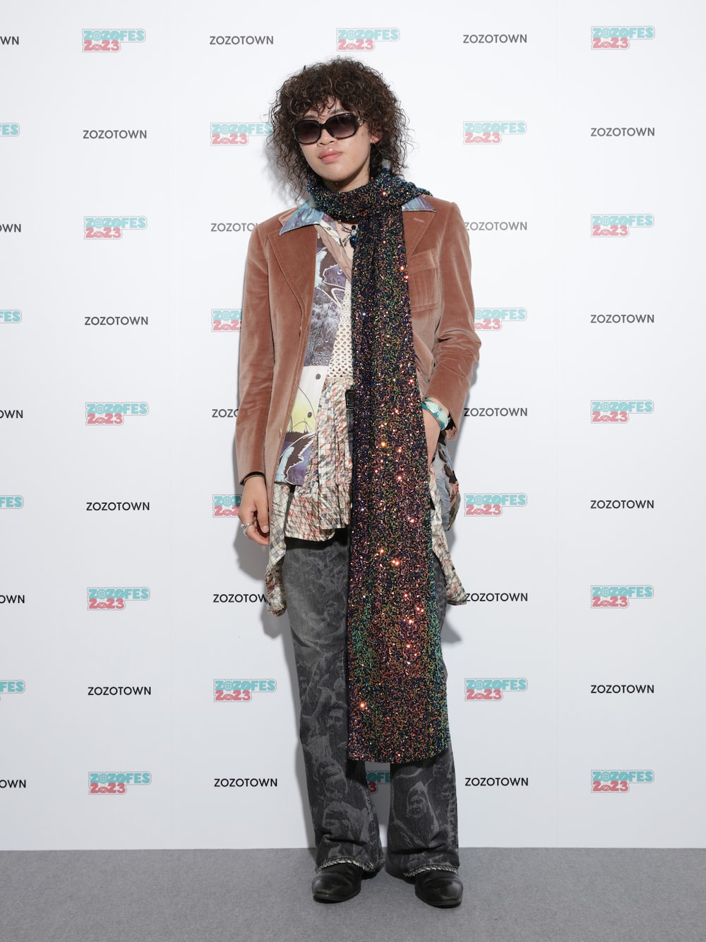 「ZOZOFES、ZOZOFES2023、フェススタイル」｜「DAIRIKUのWoodstock Flare Denim Pants（デニムパンツ、ブラック系）」を使った、ZOZOFES公式さん（メンズ・180cm）の春コーディネートの1枚目の写真