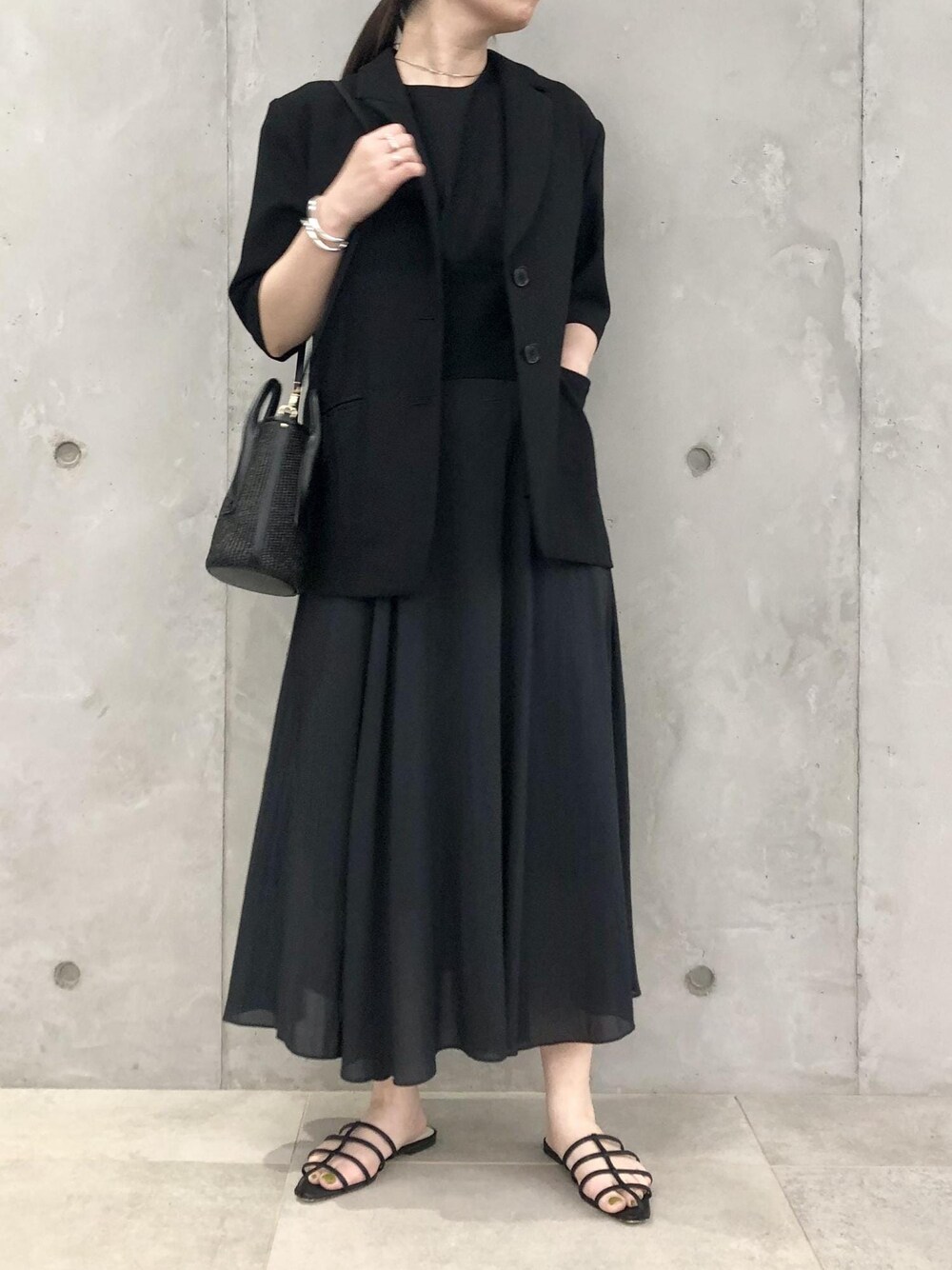 「ハーフスリーブ、麻、ミニバッグ、ブラック、ジャケット、セットアップ、ワンピース、フレア、サンダル、ROPÉ、スカート、23SS夏の新作、通勤、雨の日、骨格ストレート」｜「ROPE'のナローストラップフラットサンダル（サンダル、ブラック系）」を使った、yamaさん（レディース・163cm）の春コーディネートの1枚目の写真