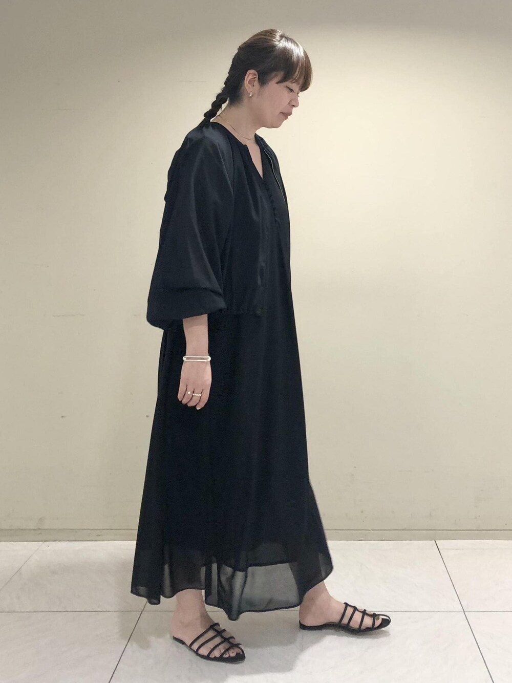 「ブルゾン、ブラック、ワンピース、シャツ、シアー、サンダル、フラット、ROPÉ、ÉPOR、Y BAG、MONOGRAM BAG、シャツ・ブラウス、ジャケット、23SS夏の新作、通勤」｜「ROPE'のナローストラップフラットサンダル（サンダル、ブラック系）」を使った、yamaさん（レディース・163cm）の夏コーディネートの1枚目の写真