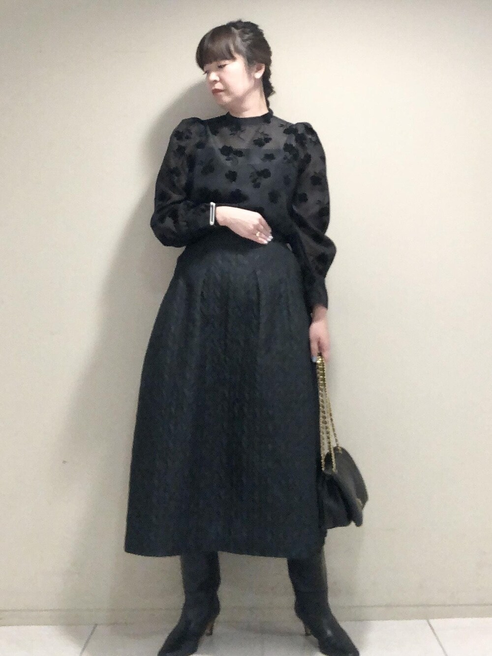 「パフスリーブ、フロッキー、ブラック、チェーンバッグ、長袖、ブラウス、シアー、スカート、フレアスカート、ブーツ、ROPÉ、シャツ・ブラウス、ロングブーツ、アクセサリー、お出かけ」｜「ROPE'の【MITAKE BUTTON】モチーフイヤリング（イヤリング、ホワイト系）」を使った、yamaさん（レディース・163cm）の秋コーディネートの1枚目の写真