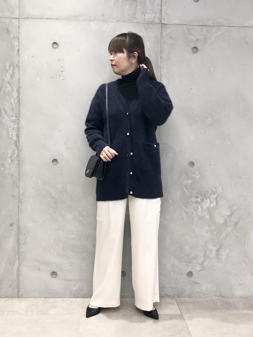 「カーゴパンツ、フォックス、パール釦、ロペアール、サテン、ニット、ネイビー、カーディガン、ホワイト、パンツ、パンプス、Knit 2023、ROPÉ、通勤、オフィスカジュアル」｜「ROPE'のFOX混片畦カーディガン（カーディガン/ボレロ、ブルー系）」を使った、yamaさん（レディース・163cm）の秋コーディネートの1枚目の写真