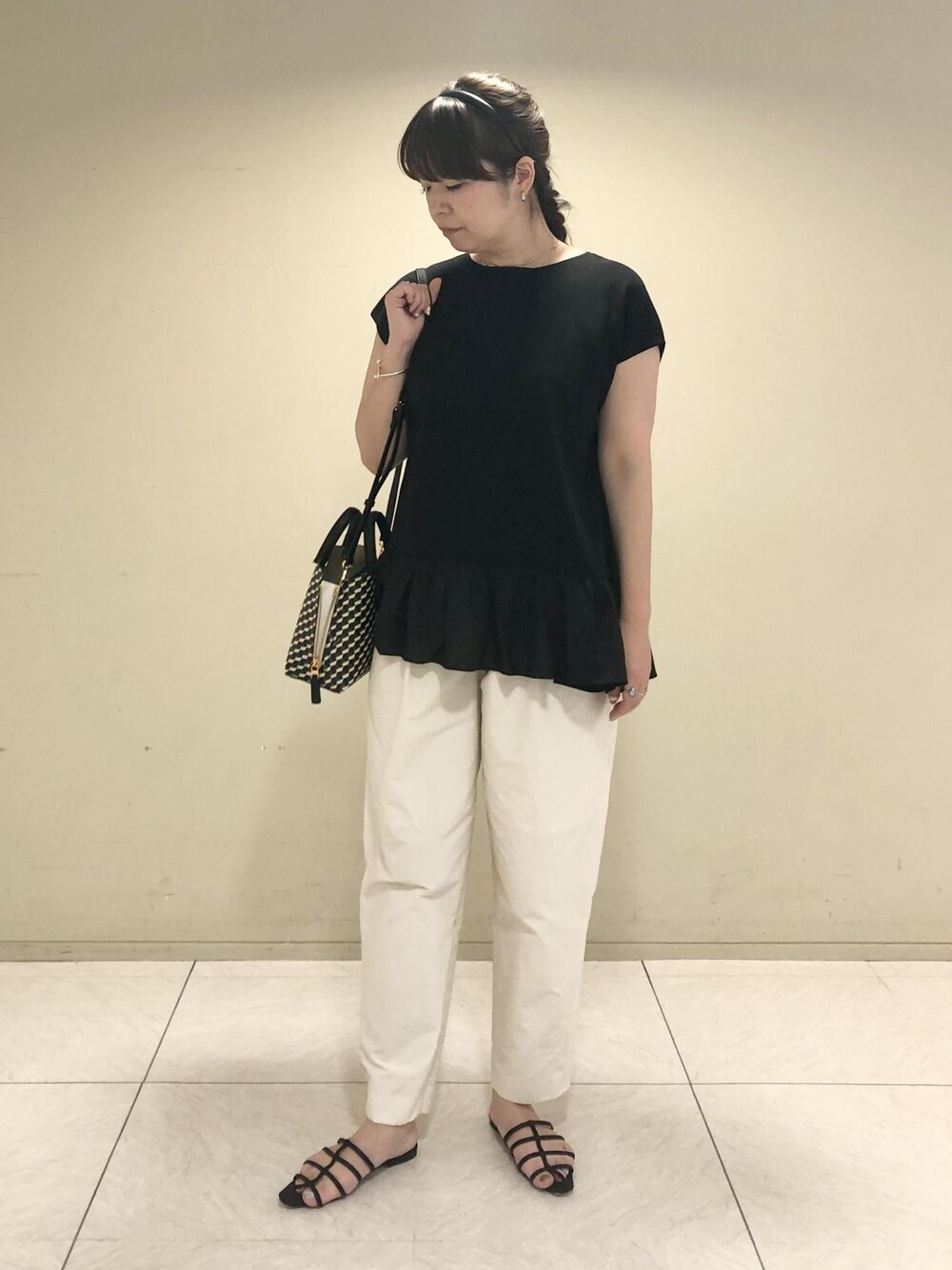 「ロペアール、フリル、ブラック、ホワイト、ニット、ROPÉ、ÉPOR、Y BAG、MONOGRAM BAG、夏トップス、カットソー、パンツ、セール、23SS夏の新作、三尋木さんコラボ_23'Summer」｜「ROPE'のミラノリブ×デシンコンビフレンチスリーブブルオーバー（Tシャツ/カットソー、ブラック系）」を使った、yamaさん（レディース・163cm）の夏コーディネートの1枚目の写真