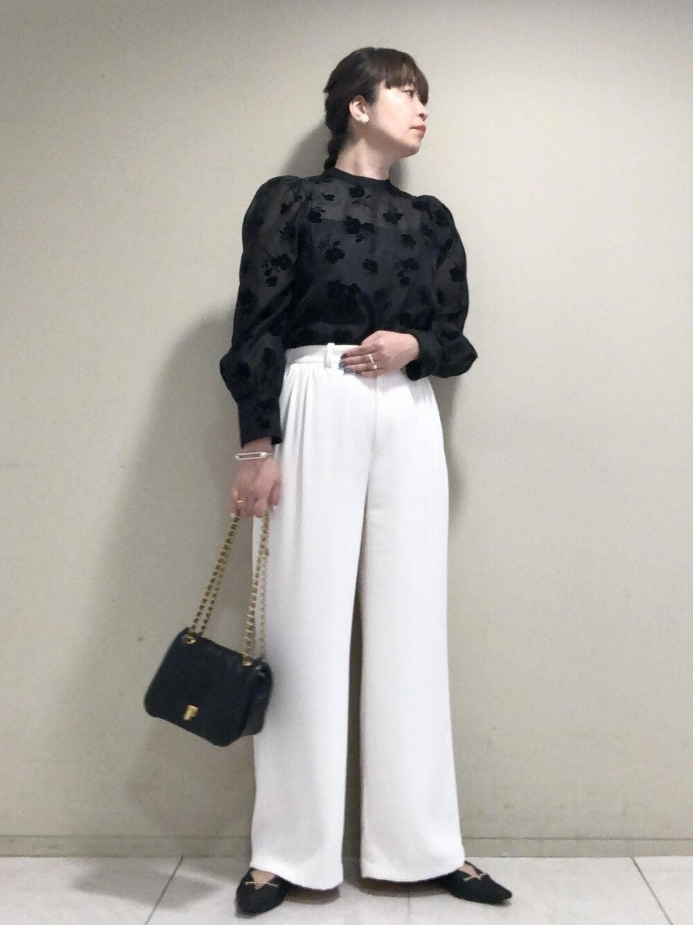 「セミワイド、雑誌掲載、ブラック、チェーンバッグ、長袖、ブラウス、シアー、ホワイト、パンツ、ワイド、ハイウエスト、ROPÉ、シャツ・ブラウス、フラットシューズ、アクセサリー」｜「ROPE'の【MITAKE BUTTON】モチーフイヤリング（イヤリング、ホワイト系）」を使った、yamaさん（レディース・163cm）の秋コーディネートの1枚目の写真
