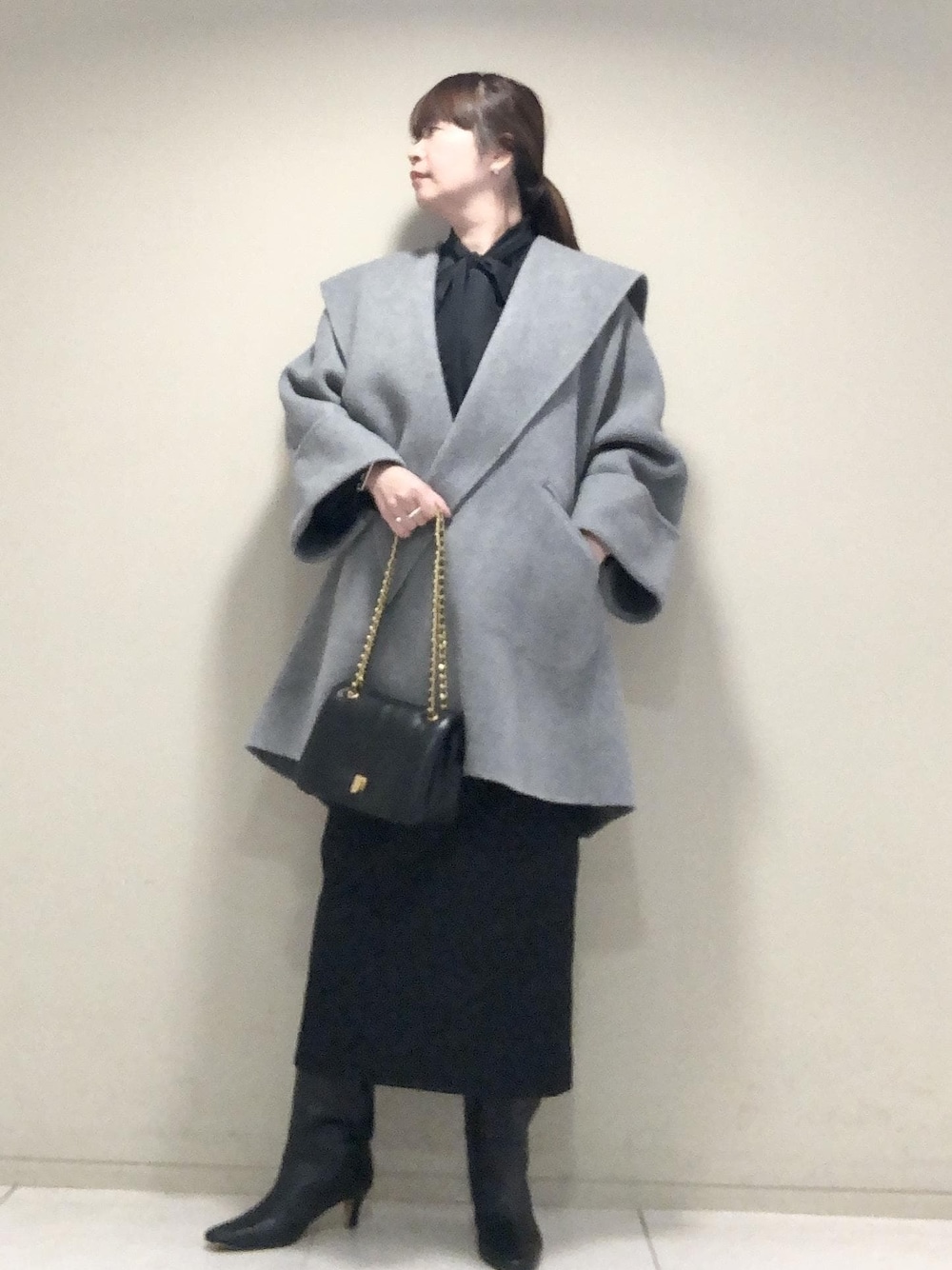 「神崎恵さんコラボ、ブラック、チェーン、チェーンバッグ、グレー、コート、スカート、タイトスカート、ブーツ、ヒール、神崎さんコラボ、Winter Coat 2023、ROPÉ、シャツ・ブラウス、冬コート」｜「ROPE'の【神崎恵さんコラボ】フクレジャカードストレッチタイトスカート（スカート、ブラック系）」を使った、yamaさん（レディース・163cm）の秋コーディネートの1枚目の写真