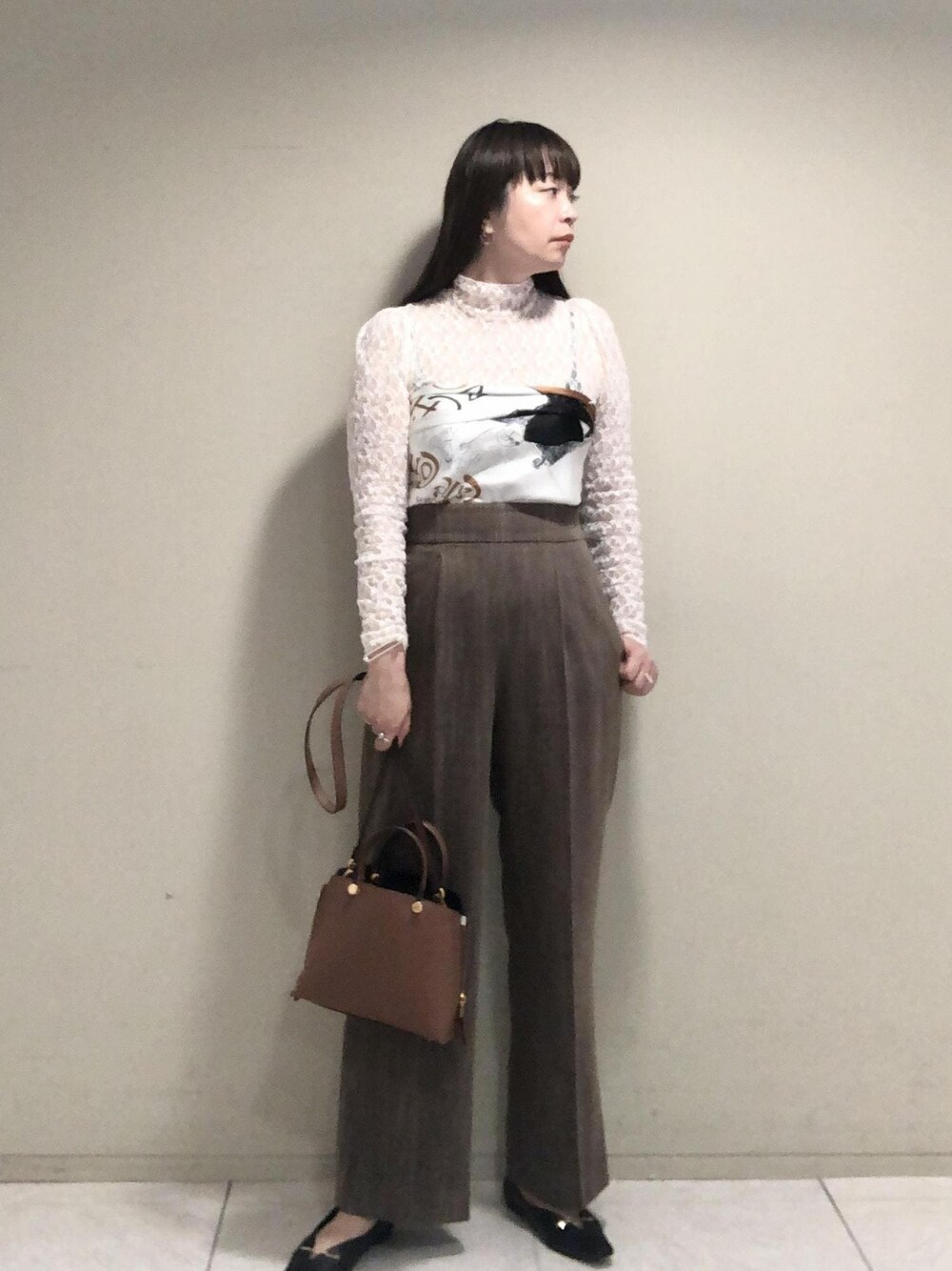 「ミニバッグ、レース、ブラウン、ホワイト、洗える、ブラック、ROPÉ、ÉPOR、Y BAG、カットソー、パンツ、23AW秋の新作、通勤、お出かけ、骨格ストレート」｜「ROPE'のロートレックグラフィカルシルクスカーフ/Lサイズ（バンダナ/スカーフ、ブラック系）」を使った、yamaさん（レディース・163cm）の夏コーディネートの1枚目の写真