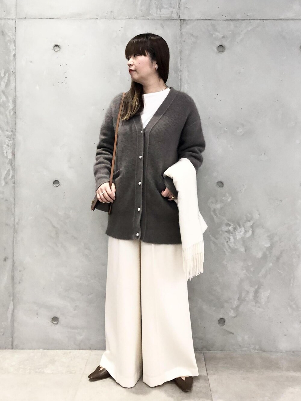 「パール釦、ロペアール、ブラウン、ニット、ホワイト、パンツ、ワイド、Knit 2023、ROPÉ、カーディガン、フラットシューズ、ストール、通勤、オフィスカジュアル、お出かけ」｜「ROPE'の【雑誌掲載】RPフォルドロックメタルフラップショルダー（ショルダーバッグ、ブラウン系）」を使った、yamaさん（レディース・163cm）の秋コーディネートの1枚目の写真