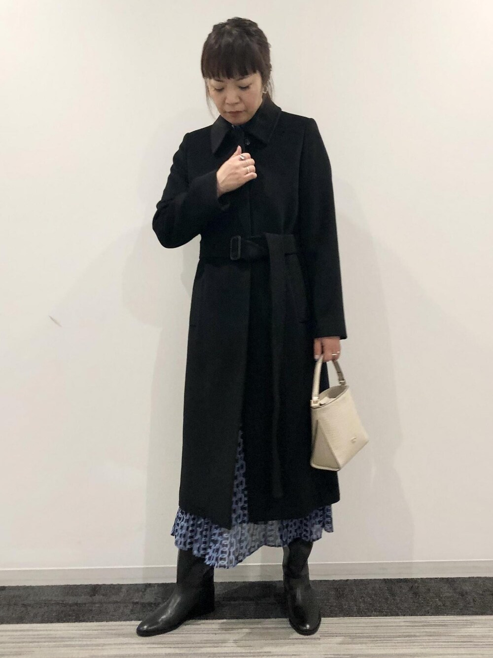 「ブラック、ブルー、ITALY、シャギーコート、アルパカ、ベージュ、ハンドバッグ、ミニ、ワンピース、ブーツ、ROPÉ、23AW秋の新作、通勤、お出かけ、骨格ストレート」｜「ROPE'のBELLANDI SURI ALPACAシャギーコート（ステンカラーコート、ブラック系）」を使った、yamaさん（レディース・163cm）の夏コーディネートの1枚目の写真