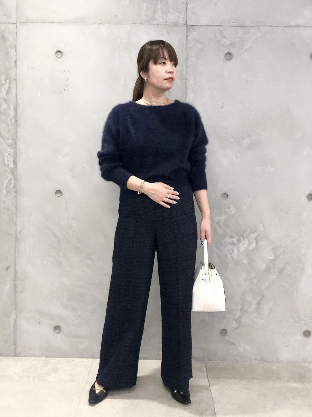「ロペアール、ツィード、フォックス、カシミヤ、プルオーバー、ニット、長袖、ネイビー、パンツ、ストレート、パンプス、フラット、Knit 2023、ROPÉ、フラットシューズ」｜「ROPE'の【R（ロペ アール）】 K10 アコヤパール1粒リング（リング、ゴールド系）」を使った、yamaさん（レディース・163cm）の秋コーディネートの1枚目の写真