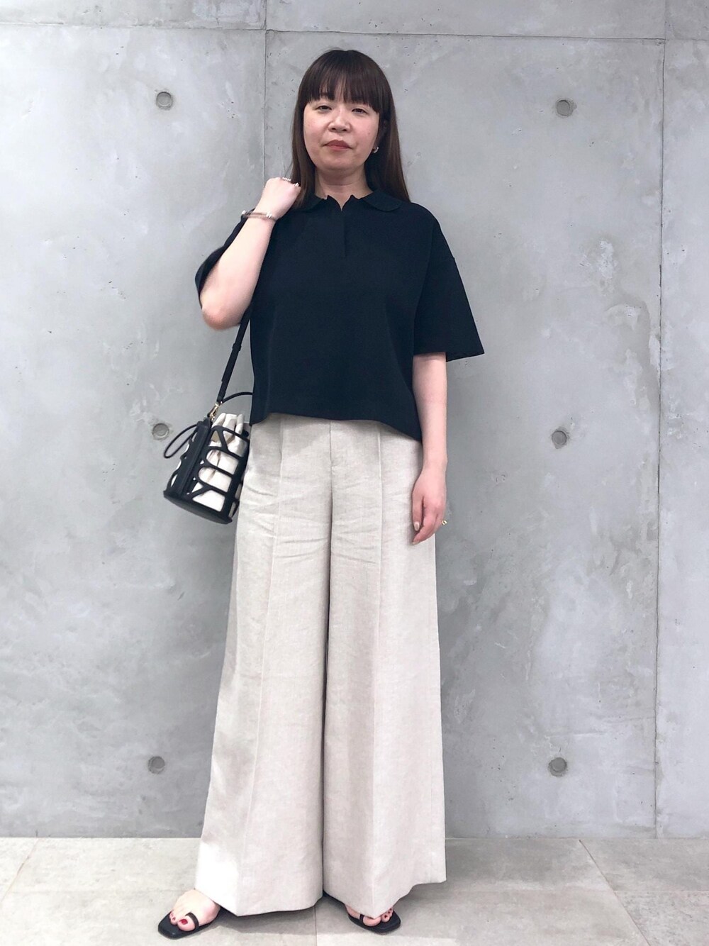 「ブラック、ミニ、ニット、半袖、五分袖、ベージュ、パンツ、ワイド、雑誌掲載、ROPÉ、ミニバッグ、24SS春の新作、ブルベ、骨格ストレート、通勤」｜「ROPE'のAnna Bag （アンナ バッグ）【雑誌掲載】【メディア掲載】（ハンドバッグ、ブラック系）」を使った、yamaさん（レディース・163cm）の春コーディネートの1枚目の写真