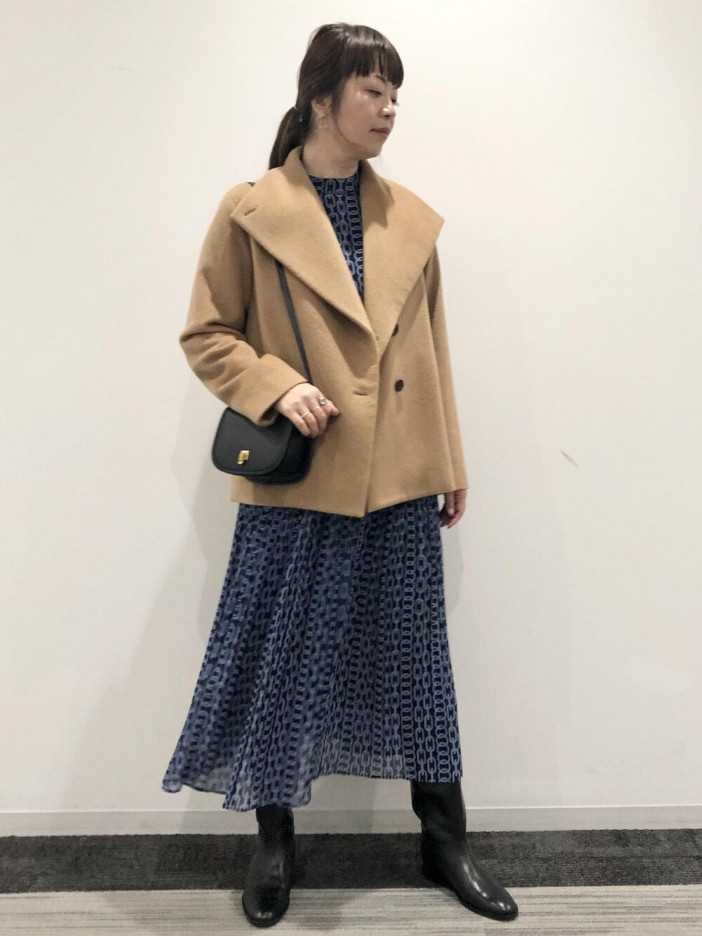 「ブーツ、ミニバッグ、ショートコート、アウター、ベージュ、ブルー、ブラック、ROPÉ、ワンピース、23AW秋の新作、通勤、お出かけ、骨格ストレート、ブルベ」｜「ROPE'のRPフォルドロックメタルフラップショルダー（ショルダーバッグ、ブラック系）」を使った、yamaさん（レディース・163cm）の夏コーディネートの1枚目の写真