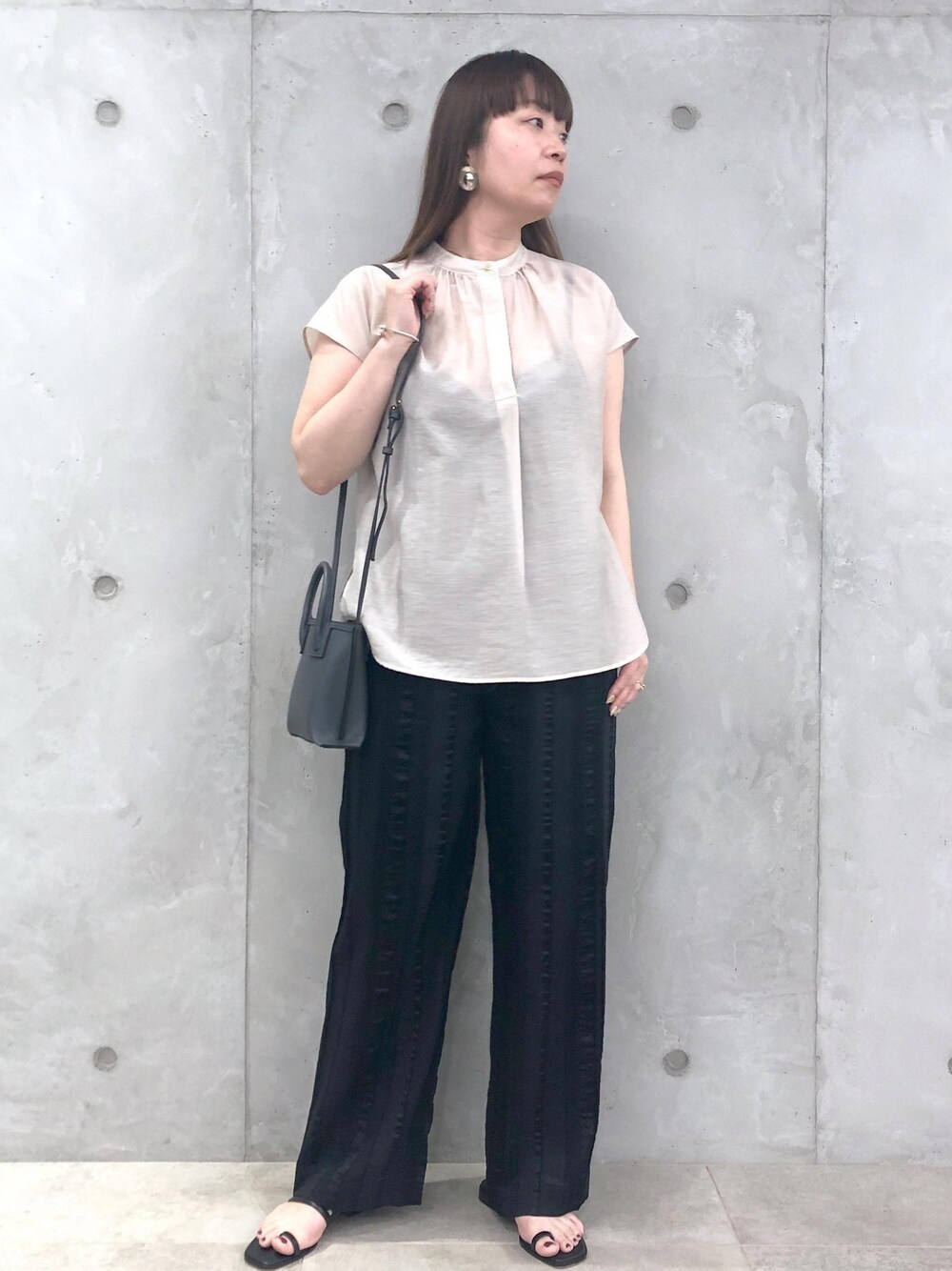 「ブラック、ミニ、ベージュ、ブラウス、シアー、パンツ、サンダル、ROPÉ、ÉPOR、Ree、ミニバッグ、24SS夏の新作、骨格ストレート、オフィスカジュアル、お出かけ」｜「ROPE'のAmelia Sandal （アメリア サンダル）【メディア掲載】（サンダル、ブラック系）」を使った、yamaさん（レディース・163cm）の夏コーディネートの1枚目の写真