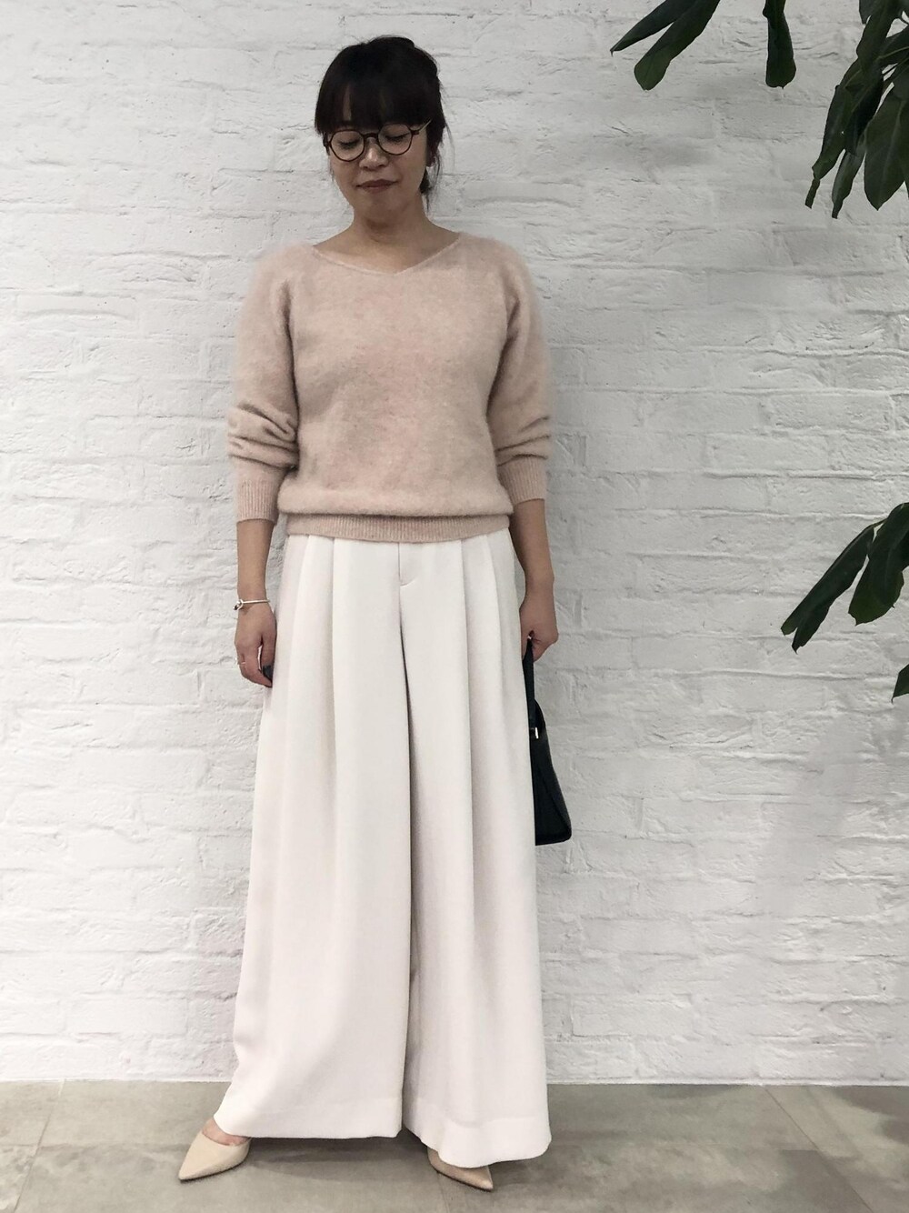 「ロペアール、ニット、長袖、ピンク、ホワイト、パンツ、ワイド、パンプス、Knit 2023、ROPÉ、通勤、オフィスカジュアル、きれいめカジュアル、お出かけ、大人カジュアル」｜「ROPE'の【R（ロペ アール）】 K10 アコヤパール1粒リング（リング、ゴールド系）」を使った、yamaさん（レディース・163cm）の秋コーディネートの1枚目の写真