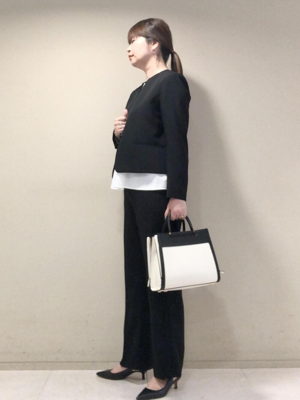 「ROPÉ、ÉPOR、W BAG、シャツ・ブラウス、ジャケット、パンツ、通勤バッグ、通勤、骨格ストレート、ブルベ、セレモニー、スーツ、セットアップ、23AW秋の新作、スタイルアップ」｜「E'PORの【E'POR】W BAG Medium（ハンドバッグ、ホワイト系）」を使った、yamaさん（レディース・163cm）の秋コーディネートの1枚目の写真