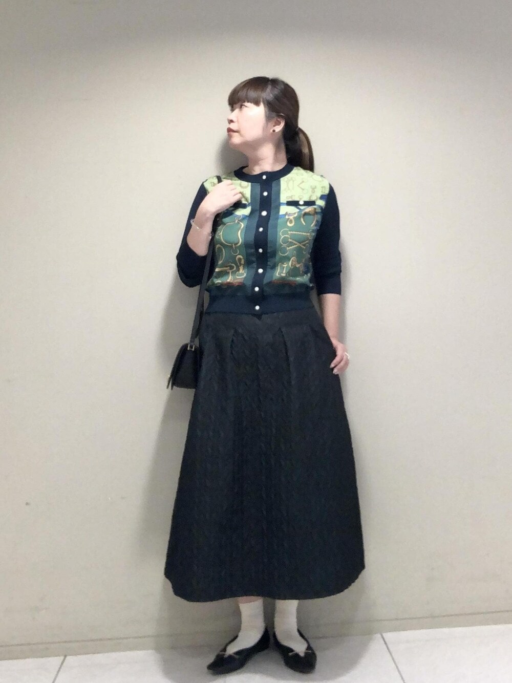 「ジャガード、グリーン、ネイビー、ブラック、ミニバッグ、ソックス、ROPÉ、スカート、カーディガン、スカーフ柄、23AW秋の新作、通勤、お出かけ、骨格ストレート、ブルベ」｜「ROPE'のリアルレザーチェーンモチーフフラットパンプス（パンプス、ブラック系）」を使った、yamaさん（レディース・163cm）の秋コーディネートの1枚目の写真