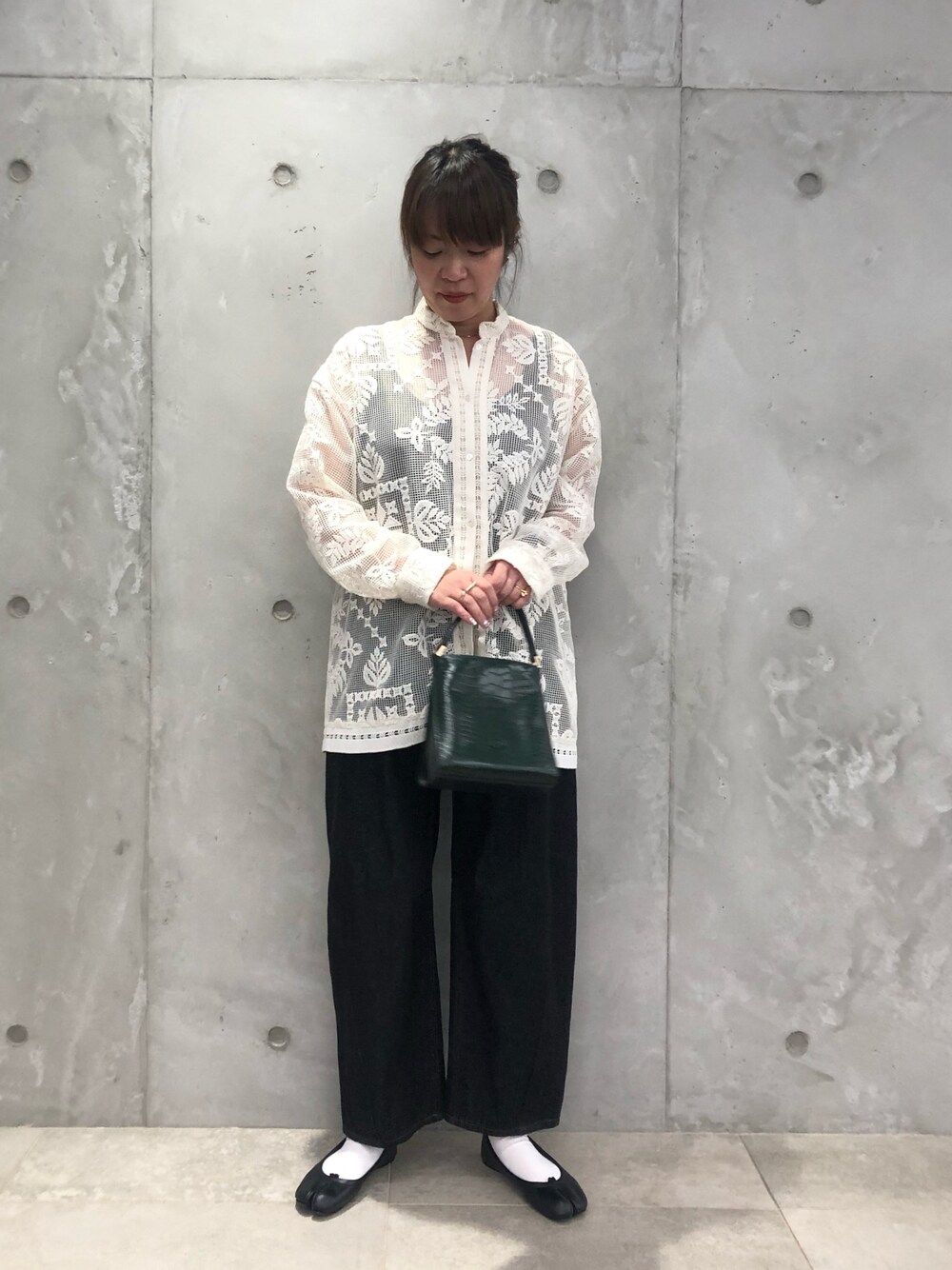 「大人カジュアル、お出かけコーデ、カジュアルコーデ、デニムパンツ、骨格ストレート、デニム、きれいめカジュアル、シンプルコーデ、休日スタイル」｜「entre'e ROPE'の【ZOZOTOWN限定】カーブデニム／XS～Lサイズ展開（デニムパンツ、ブラック系）」を使った、yamaさん（レディース・163cm）の秋コーディネートの1枚目の写真