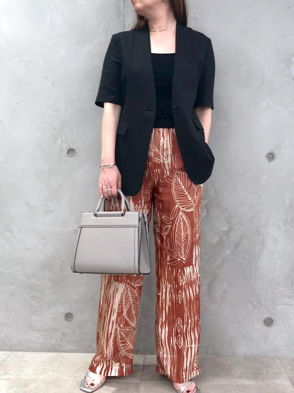 「ブラウン、ボタニカル、IPEKAR、W BAG、通勤バッグ、ミニバッグ、24SS夏の新作、ブルベ、骨格ストレート、通勤、オフィスカジュアル、お出かけ、きれいめ、洗える、夏」｜「E'PORの【24SS】【E'POR】W BAG Medium（ハンドバッグ、グレー系）」を使った、yamaさん（レディース・163cm）の夏コーディネートの1枚目の写真
