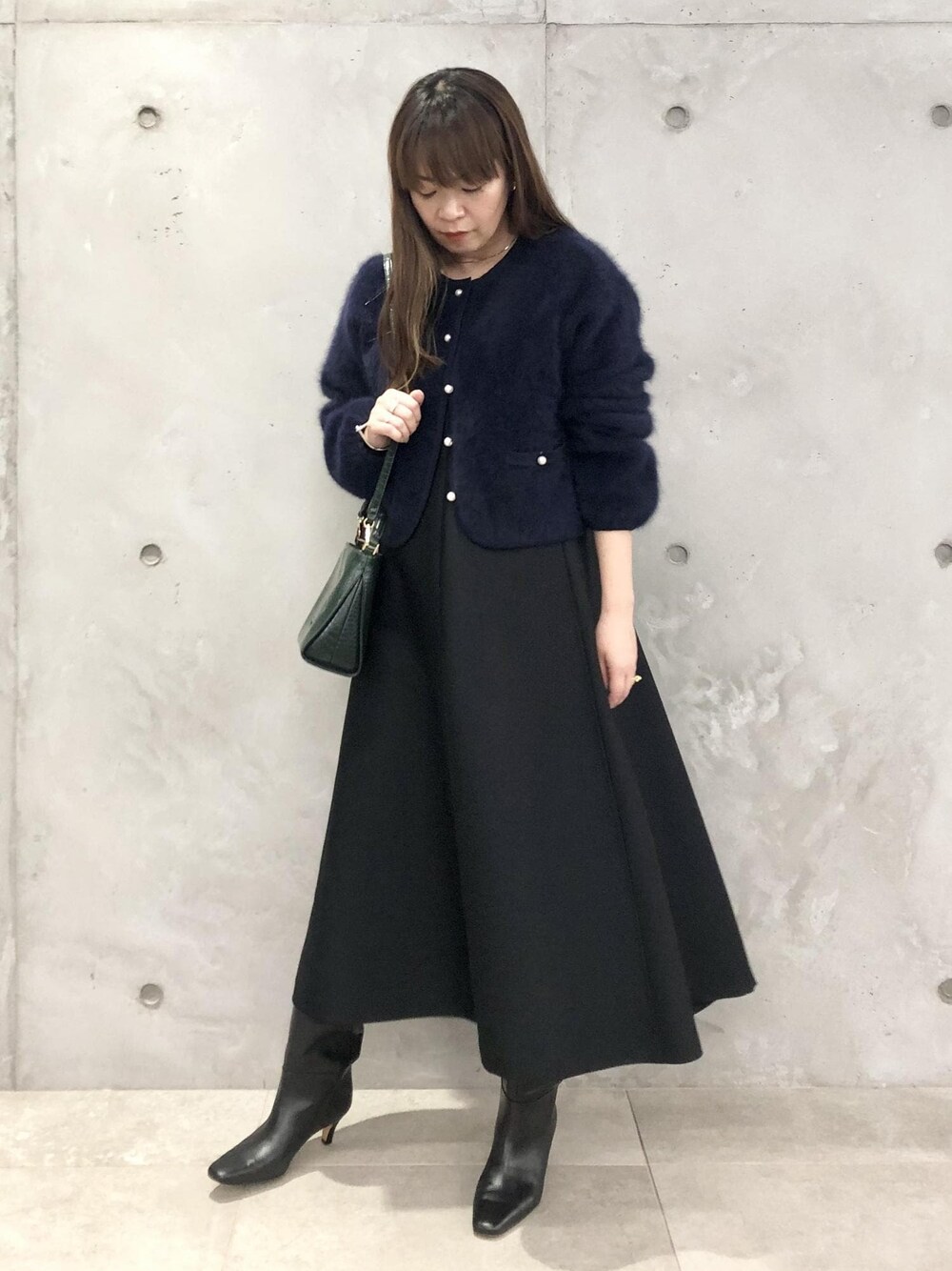 「ネイビー、フォックス、カシミヤ、ロペアール、ブラック、ニット、カーディガン、ショート、ブーツ、Knit 2023、ROPÉ、ワンピース、ジャンパースカート、ロングブーツ、アクセサリー」｜「ROPE'の【R（ロペ アール）】 K10 アコヤパール1粒リング（リング、ゴールド系）」を使った、yamaさん（レディース・163cm）の秋コーディネートの1枚目の写真