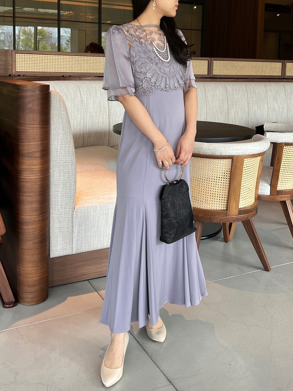 「大人コーデ、ワンピース、結婚式、オケージョン、オケージョンドレス、成人式、二次会、パーティースタイル、推し活、ラベンダー、女子会、お呼ばれスタイル、お出かけコーデ、キレイめ、低身長」｜「Dorry Dollの2WAYリングハンドルflower刺繍レースバッグ（ハンドバッグ、ベージュ系）」を使った、Dorry Dollさん（レディース・155cm）の秋コーディネートの1枚目の写真