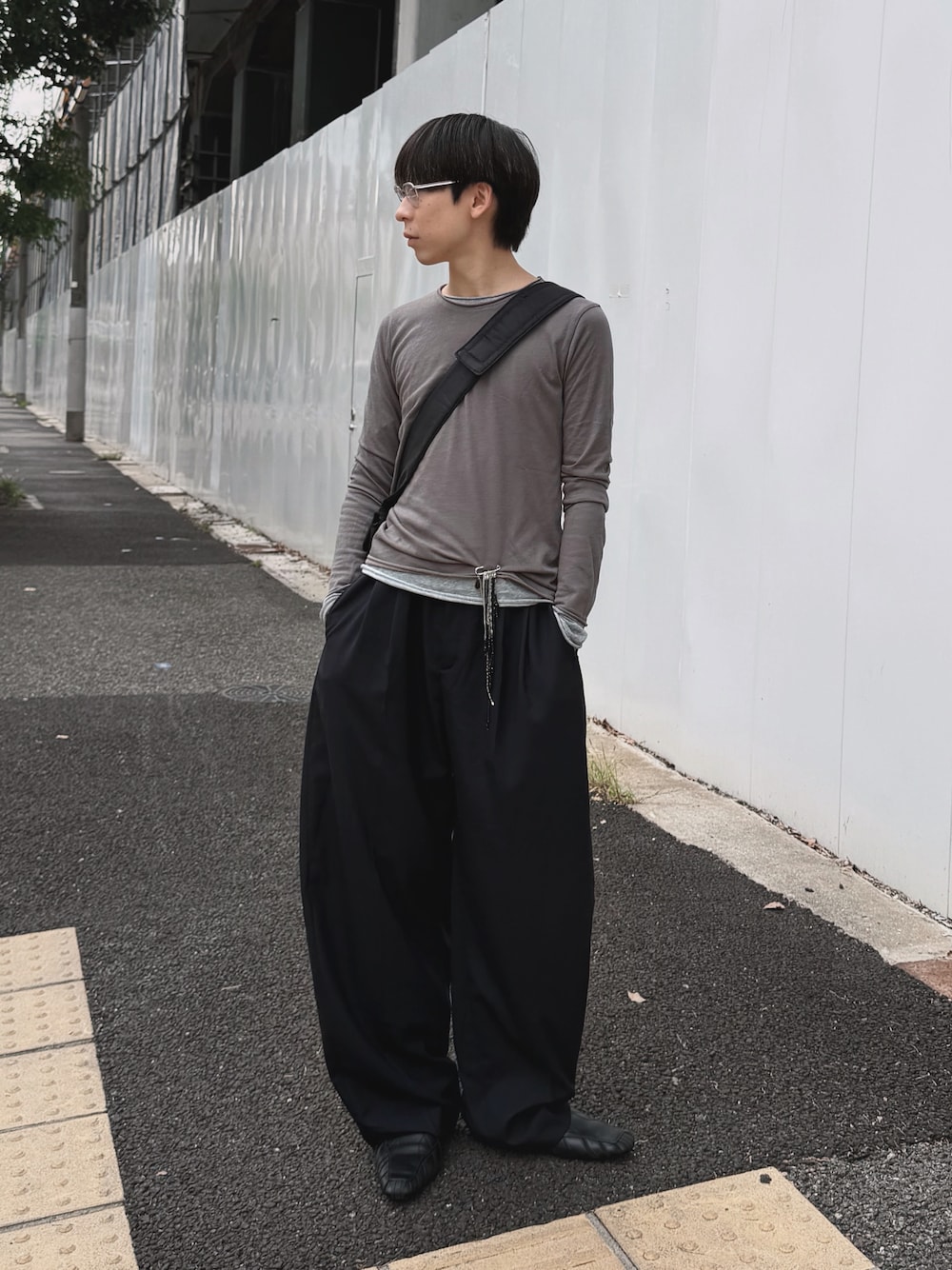 6（ロク）の「＜6(ROKU)＞タック パンツ ネイビー（スラックス）」 - WEAR