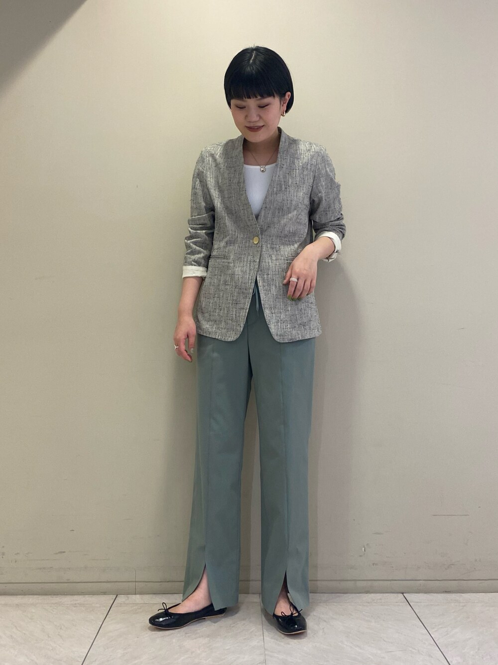 「ジャケット、シルク、ネップ、結婚式、キレイめ、大人コーデ、パンツスタイル、春コーデ、通勤コーデ、スリットパンツ」｜「qualiteのウォッシャブル2WAYタンクトップ（タンクトップ、ホワイト系）」を使った、Kiraさん（レディース・171cm）の春コーディネートの1枚目の写真