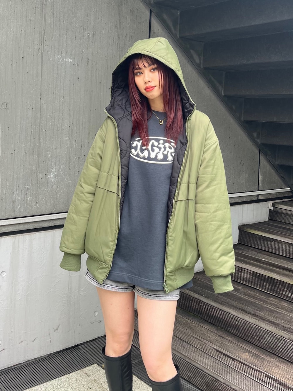 「ゆったりコーデ、休日コーデ、シンプルコーデ、秋冬コーデ、ワンピース」｜「X-girlのREVERSIBLE QUILTED JACKET（ナイロンジャケット、グリーン系）」を使った、下村こころさん（レディース・164cm）の秋コーディネートの1枚目の写真