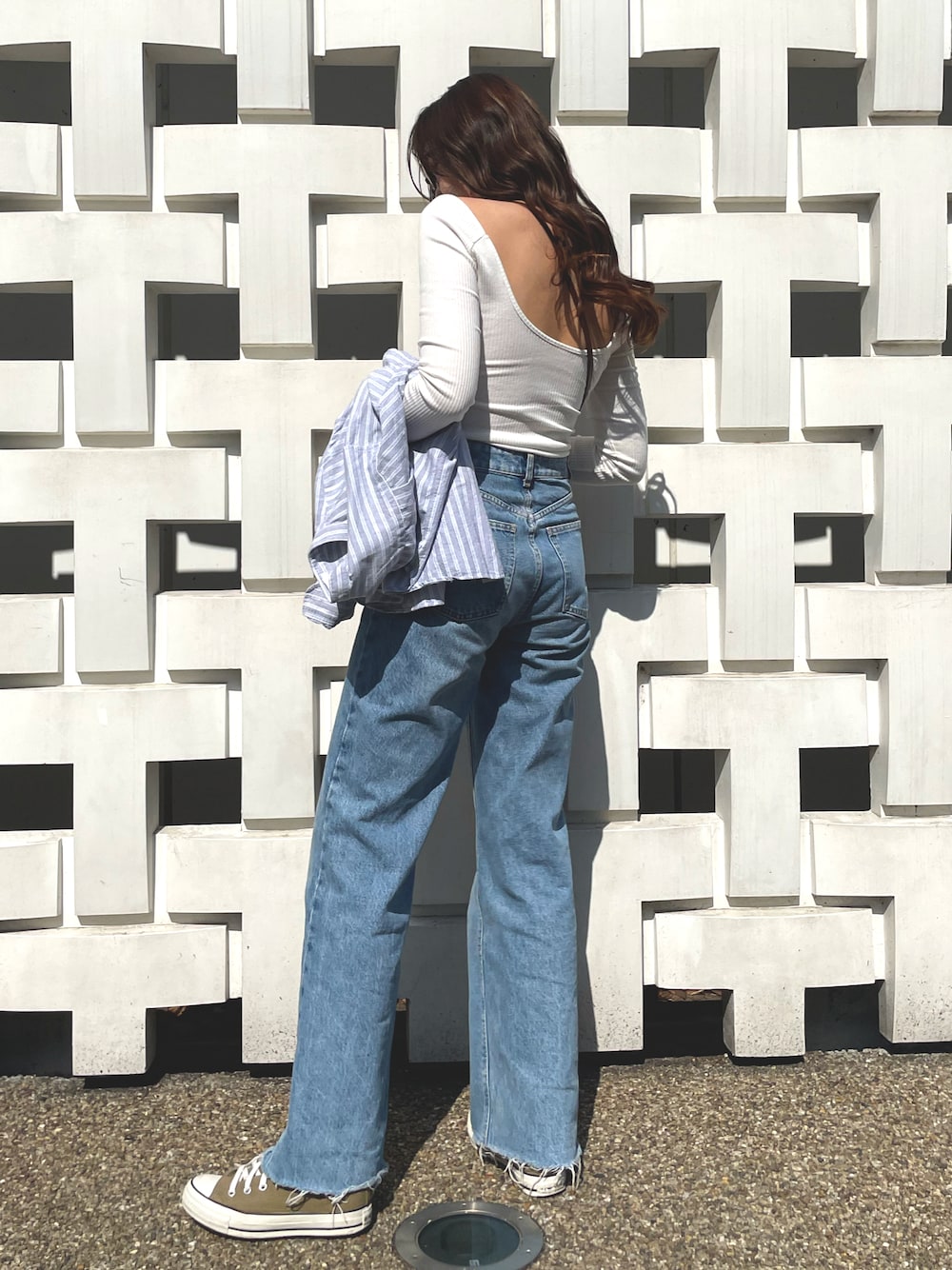 「デニムパンツ、デニム、ZARA、converse、バックオープン、シャツスタイル、シャツ、ストライプシャツ、スニーカー」｜「GRLのアイテム（Tシャツ/カットソー、ホワイト系）」を使った、🦋さん（レディース・165cm）の春コーディネートの1枚目の写真