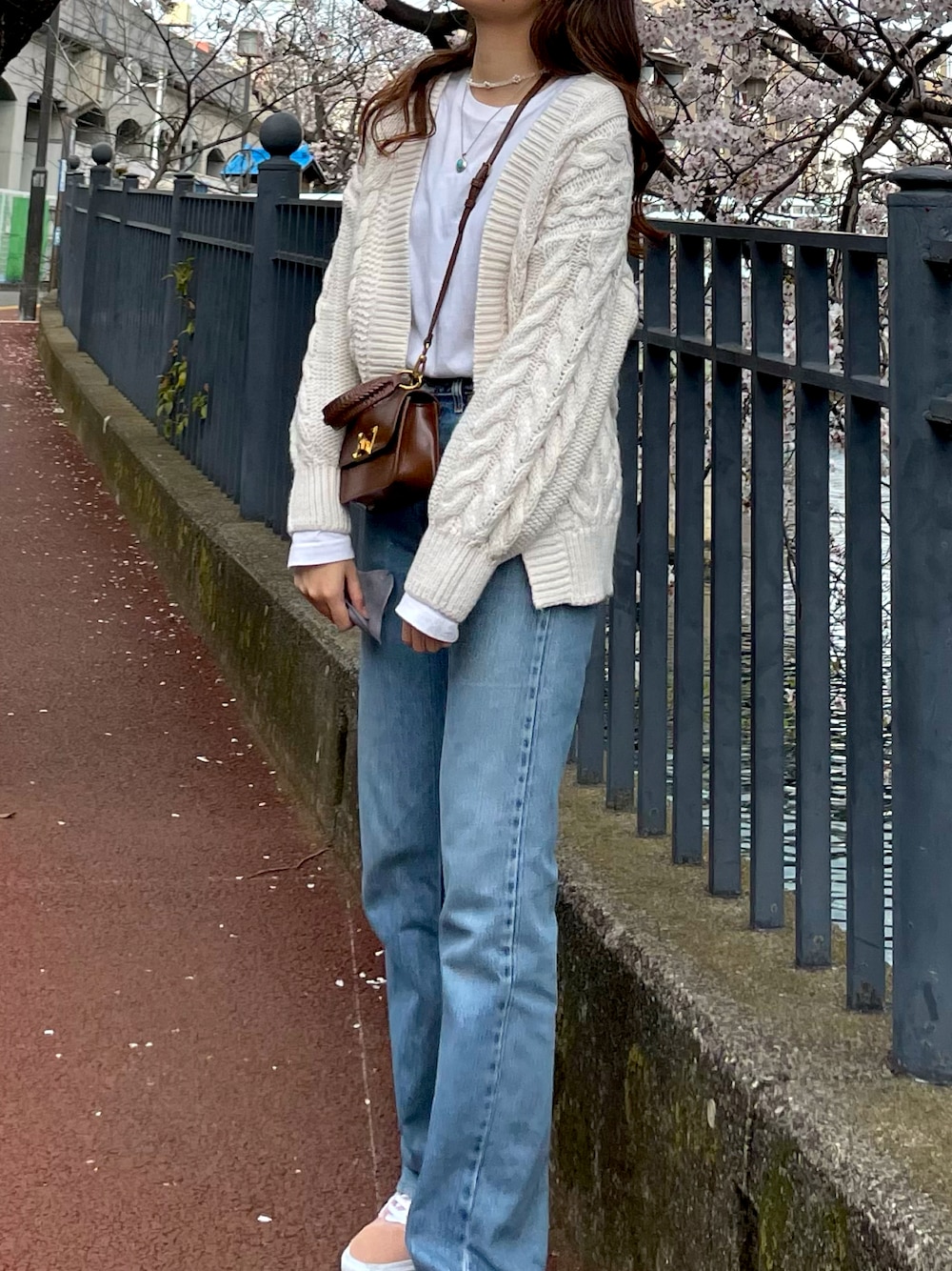 「春、デニム、VANS、Levi's、GU、CHARLES＆KEITH、デニムコーデ」｜「GUのアイテム（カーディガン/ボレロ、ホワイト系）」を使った、🦋さん（レディース・165cm）の春コーディネートの1枚目の写真