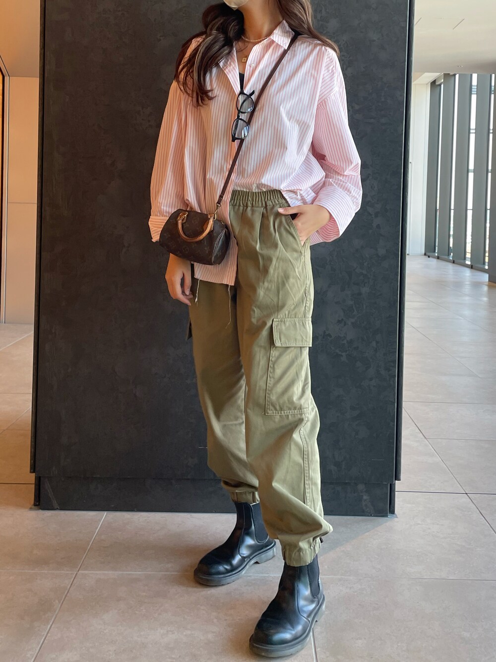 「GU、カーゴパンツ、シャツスタイル、Dr.Martens、ストライプシャツ、ピンク」｜「GUのアイテム（カーゴパンツ、グリーン系）」を使った、🦋さん（レディース・165cm）の夏コーディネートの1枚目の写真