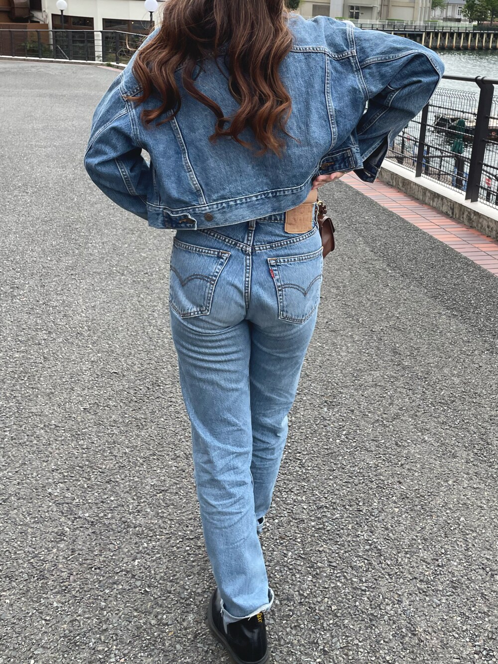 「デニムオンデニム、デニム、デニムジャケット、Dr.Martens、Levi's、ブーツ」｜「Levi'sのアイテム（デニムパンツ、ブルー系）」を使った、🦋さん（レディース・165cm）の春コーディネートの1枚目の写真