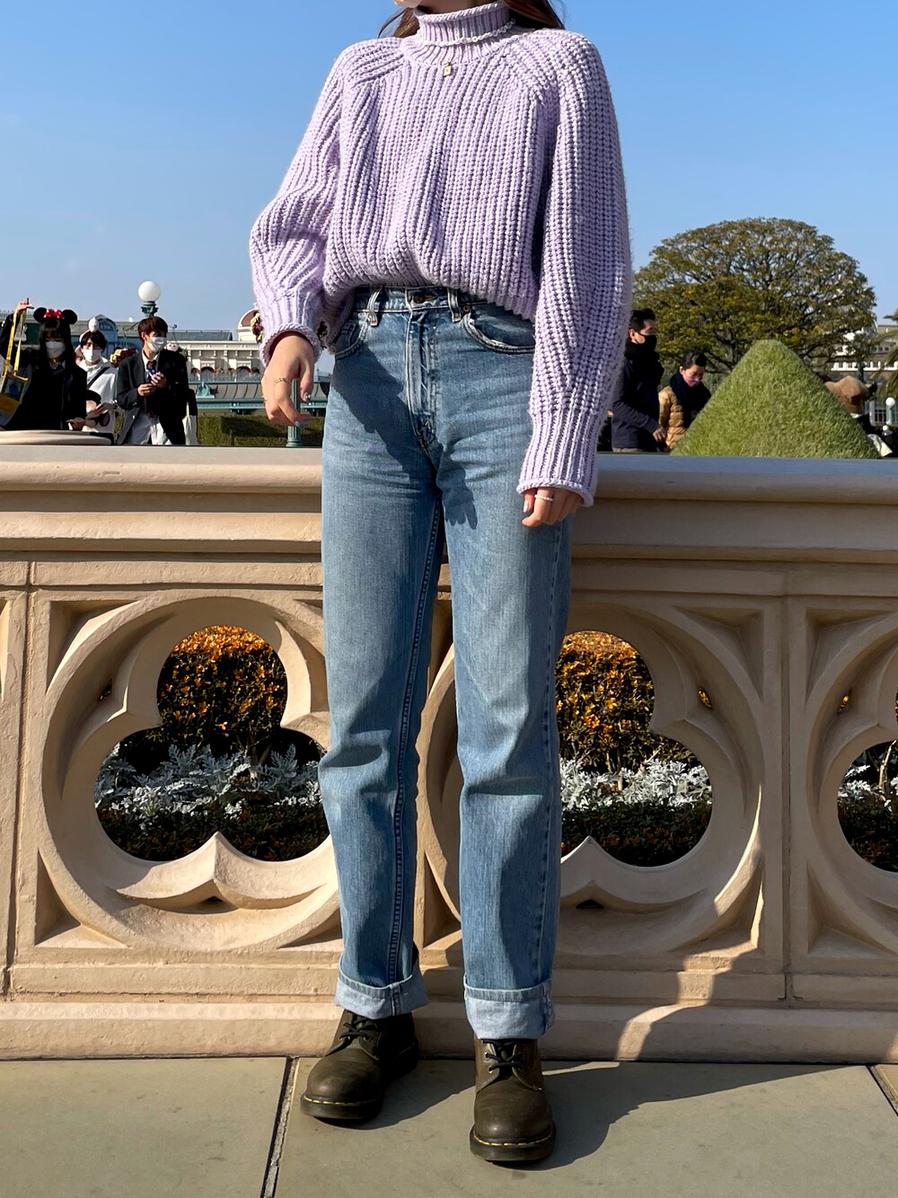 「disney、H&M、Levi's、Dr.Martens、ニット、デニムパンツ」｜「H&Mのアイテム（ニット/セーター、パープル系）」を使った、🦋さん（レディース・165cm）の春コーディネートの1枚目の写真