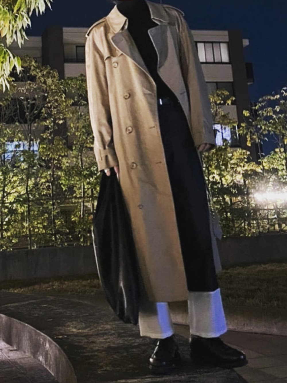 「休日スタイル、burberry、LOEWE、パラブーツ、キレイめ、今日のコーデ、オーバーサイズ、タートルネック、ootd」｜「BURBERRYのアイテム（トレンチコート、ベージュ系）」を使った、ryotoさん（メンズ・177cm）の秋コーディネートの1枚目の写真