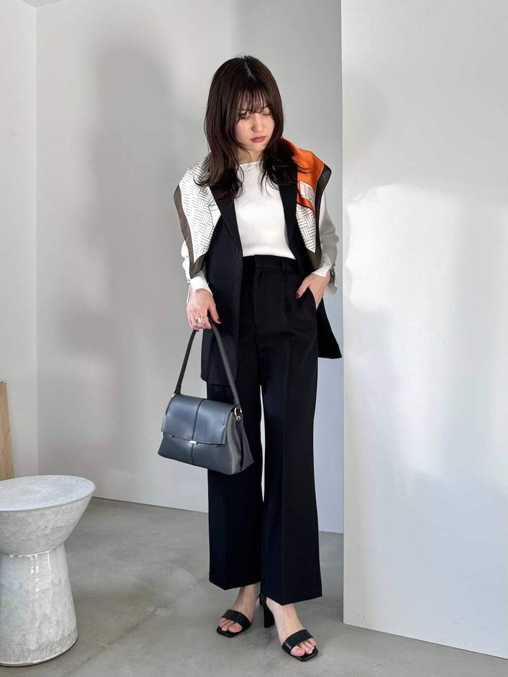 「高見え、きれいめ、ヘルシー、着痩せ、差し色コーデ、モテ、Andemiu、着痩せ・細見え」｜「Andemiuのアソートガラスカーフ318906（バンダナ/スカーフ、ベージュ系）」を使った、ぽ　んさん（レディース・161cm）の春コーディネートの1枚目の写真