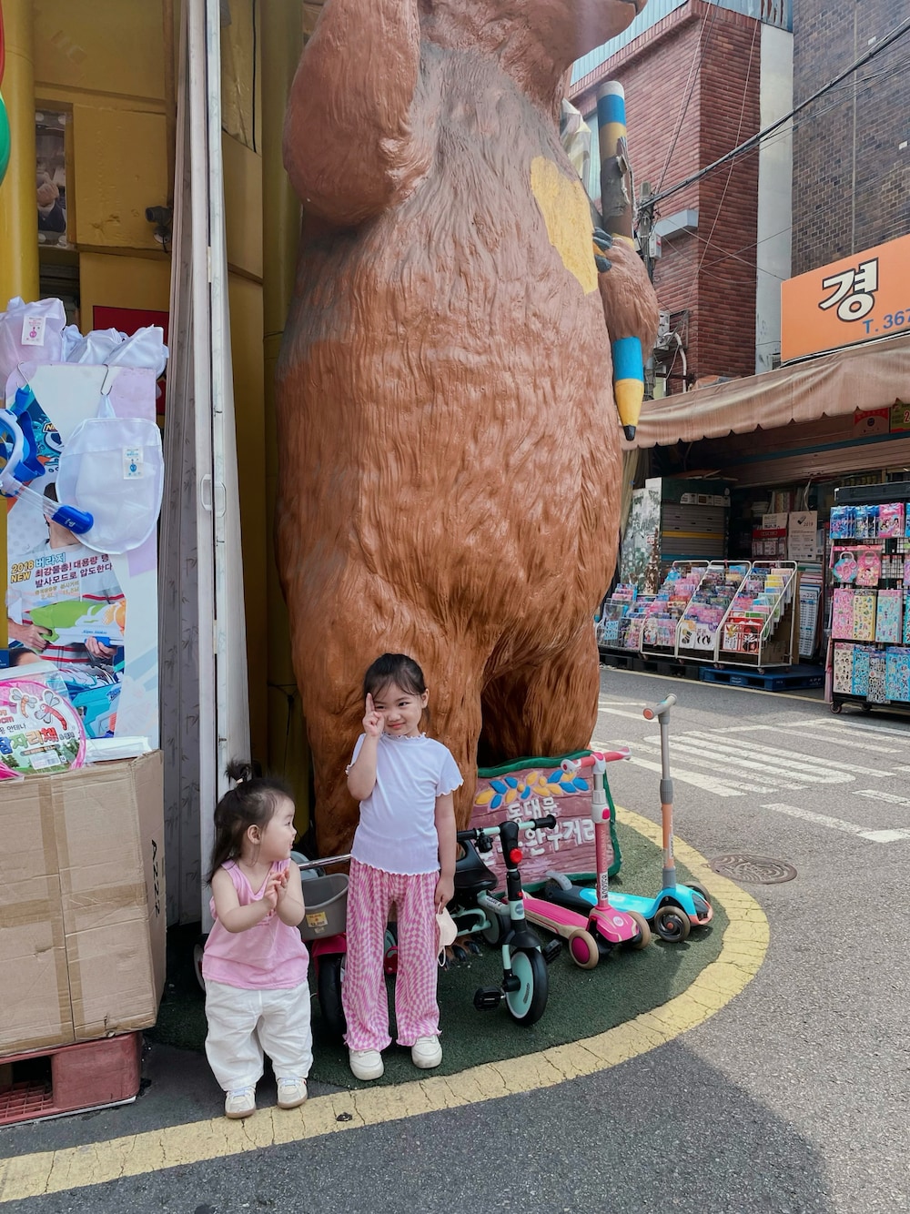 「seoul、baby、babygirl、kids、kidsfashion、kidscode、KIDSｺｰﾃﾞ、kidsootd、kidsmodel、korea、TRIP、travel、traveloutfit、travel look」｜「mummum bakeryのアイテム（パンツ、ピンク系）」を使った、Qinyu.Hさん（キッズ・100cm）の夏コーディネートの1枚目の写真