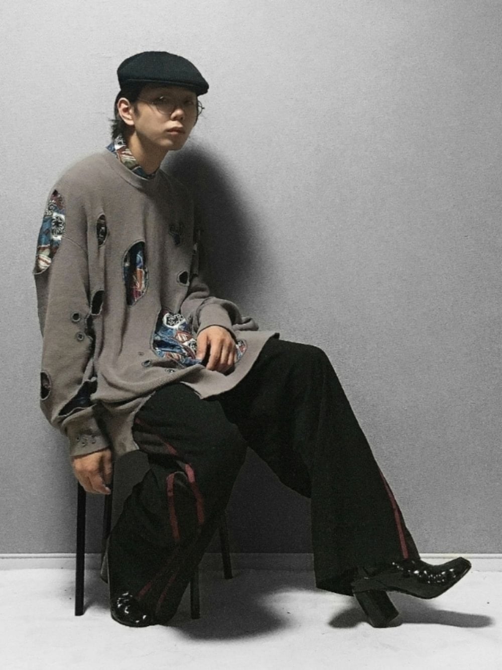 「ラブアンドピース2021、ニット、柄シャツ、スラックス、トラックパンツ、HARE、ベレー帽、メガネ男子、大人カジュアル、秋のコーデ、ブーツ、モード、キレイめ、ナニキヨ、ライキノフク」｜「HAREの2WAYダブルラインパンツ(HARE)（スラックス、ブラック系）」を使った、raiki🧸さん（メンズ・173cm）の秋コーディネートの1枚目の写真