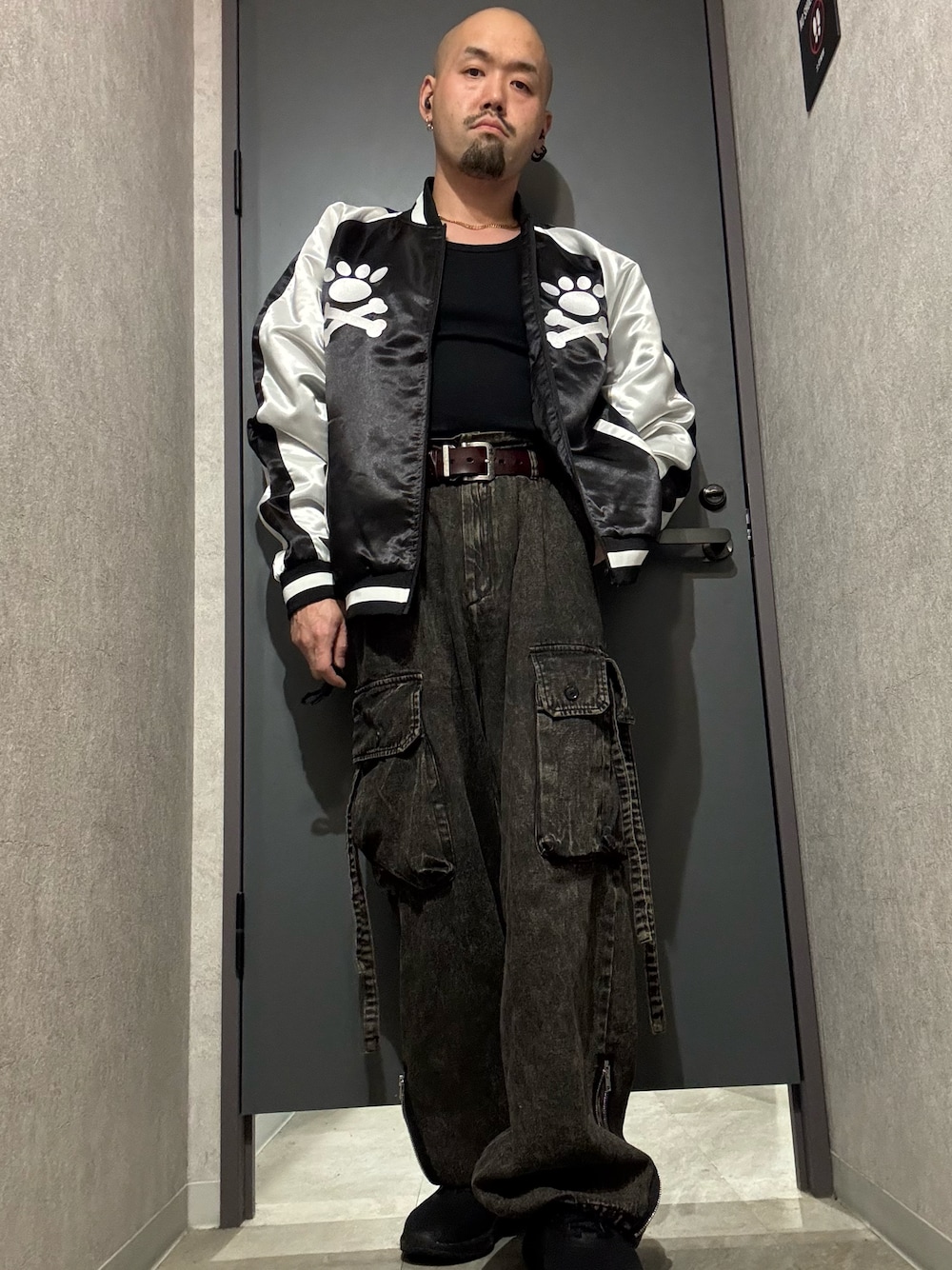 AVIREXのアイテムを使った「パラシュートパンツ」の人気ファッション
