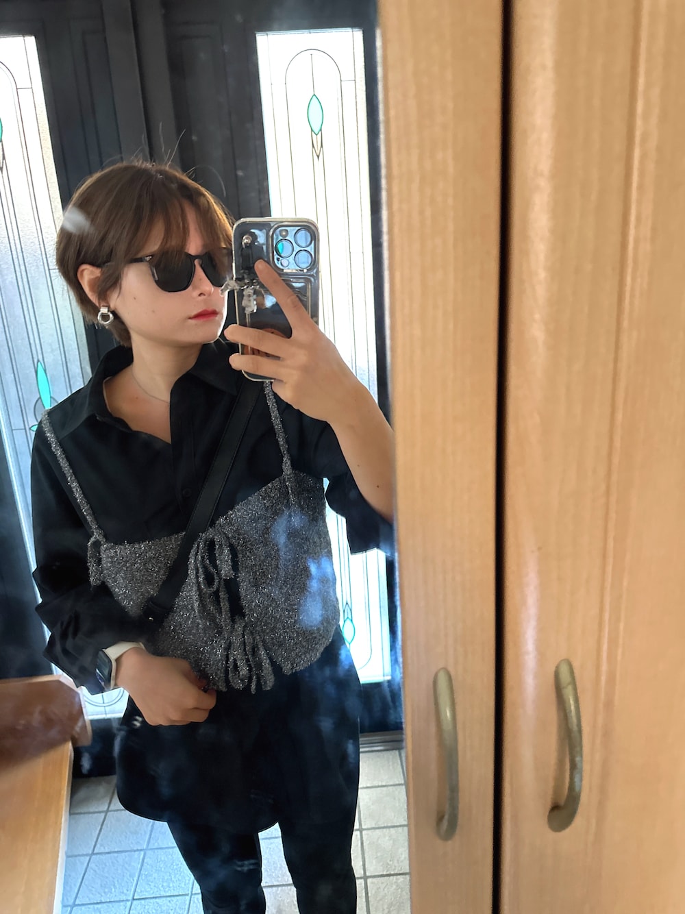 「シンプルコーデ、ママコーデ、男の子ママ、ブラックシャツ、シャツコーデ、ビスチェ、プチプラコーデ」｜「GUのアイテム（シャツ/ブラウス、ブラック系）」を使った、𖦞ちぇり𖦞さん（レディース・160cm）の秋コーディネートの1枚目の写真