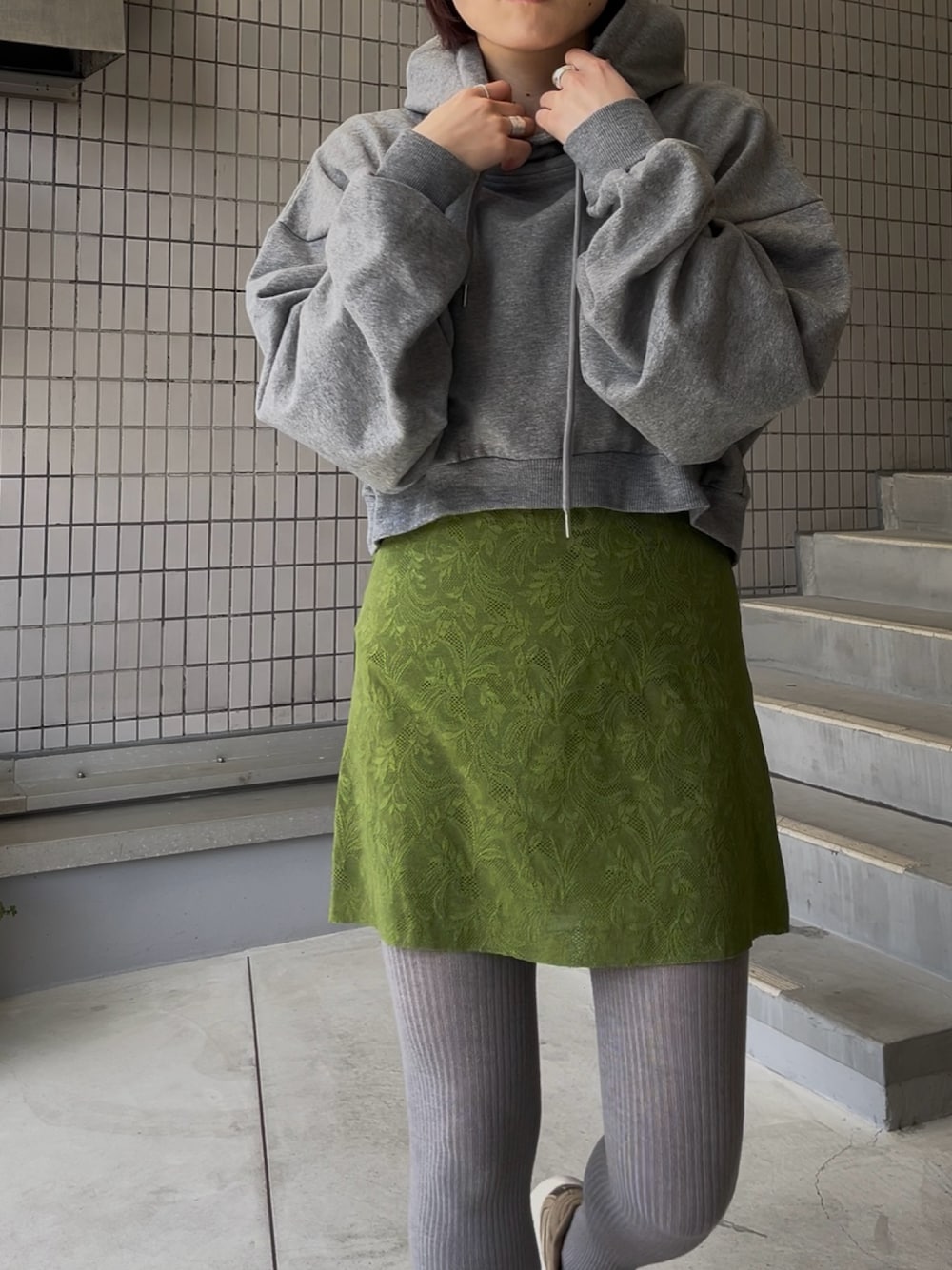 「今日のコーデ、フーディー、カジュアル、パーカー、ミニスカート、スニーカー、HANNE」｜「EMILY WEEKのアイテム（ワンピース/ドレス、グリーン系）」を使った、miquliさん（骨格ストレート・レディース・158cm）の春コーディネートの1枚目の写真