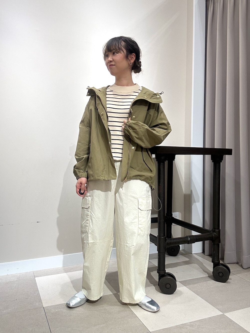 ホワイト系のその他パンツ、ベージュ系のマウンテンパーカー、ホワイト系のニット/セーターを着用したレディースの春コーディネートの1枚目の写真