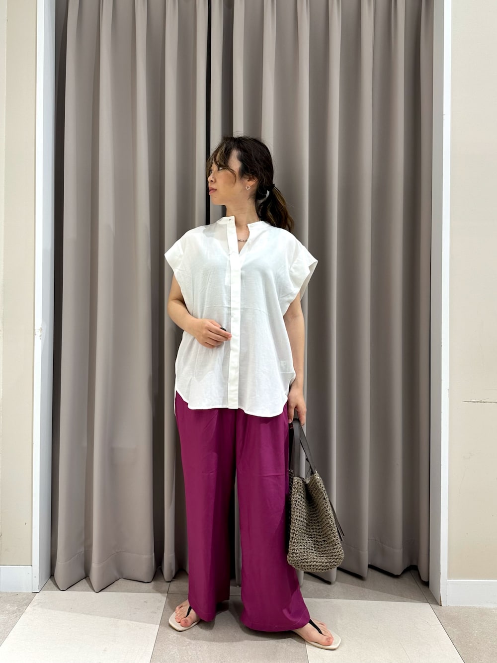 パープル系のその他パンツ、ホワイト系のシャツ/ブラウス、グレー系のかごバッグを着用したレディースの夏コーディネートの1枚目の写真