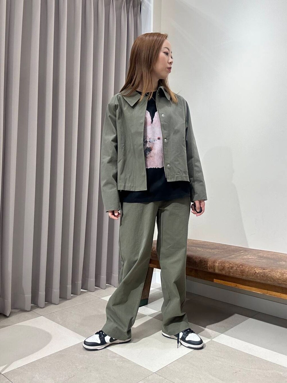 グリーン系のブルゾン、グリーン系のその他パンツ、その他のTシャツ/カットソーを着用したレディースの春コーディネートの1枚目の写真