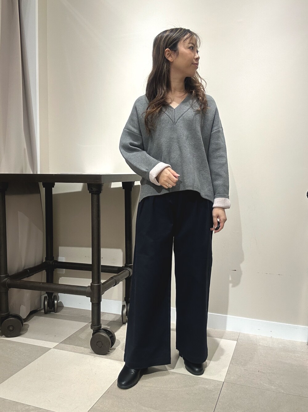 ブルー系のその他パンツ、グレー系のニット/セーターを着用したレディースの冬コーディネートの1枚目の写真