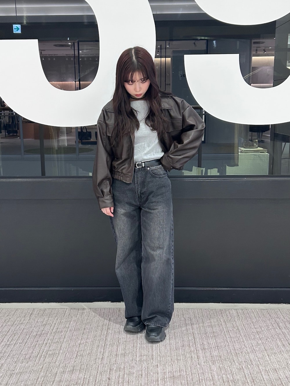 「デニム、革ジャン、革ジャンコーデ、ワイドデニム」｜「COLONY 2139のワイドストレートデニム（デニムパンツ、ブラック系）」を使った、manaさん（骨格ストレート・レディース・156cm）の春コーディネートの1枚目の写真
