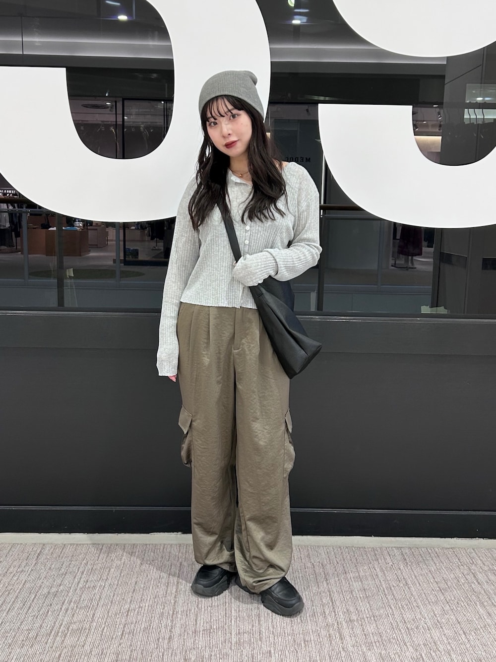 「カーディガン、カーゴパンツ、ショルダーバッグ、ビーニー、ニット帽」｜「COLONY 2139のサテンカーゴパンツ（カーゴパンツ、グレー系）」を使った、manaさん（骨格ストレート・レディース・156cm）の春コーディネートの1枚目の写真