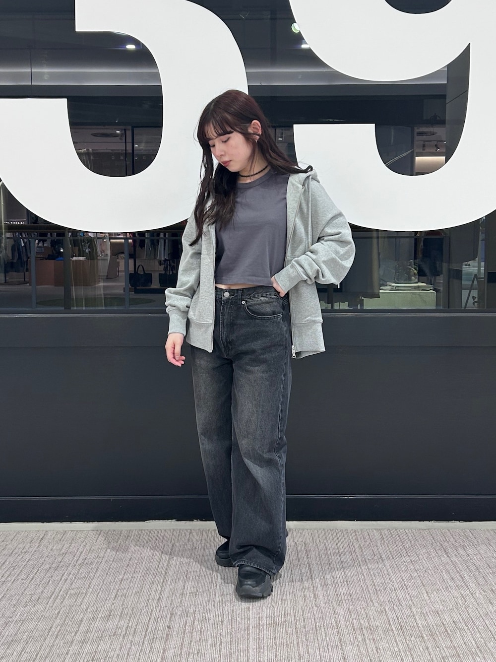 「スウェット、パーカー、フーディー、デニム、ワイドデニム、短丈トップス、Tシャツ」｜「COLONY 2139のワイドストレートデニム（デニムパンツ、ブラック系）」を使った、manaさん（骨格ストレート・レディース・156cm）の春コーディネートの1枚目の写真