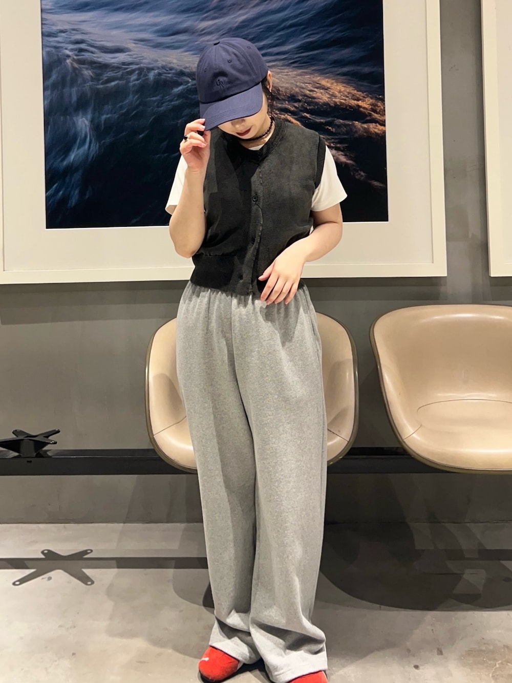 「スウェット、スウェットパンツ、キャップ、ベスト、白Tシャツ、Tシャツ」｜「COLONY 2139のフレンチテリードロストスウェットパンツ（スウェットパンツ、グレー系）」を使った、manaさん（骨格ストレート・レディース・156cm）の春コーディネートの1枚目の写真