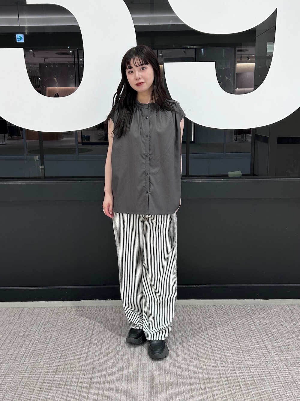 「ブラウス、ワイドパンツ、ストライプパンツ」｜「COLONY 2139のストライプイージーパンツ（その他パンツ、ブルー系）」を使った、manaさん（骨格ストレート・レディース・156cm）の春コーディネートの1枚目の写真