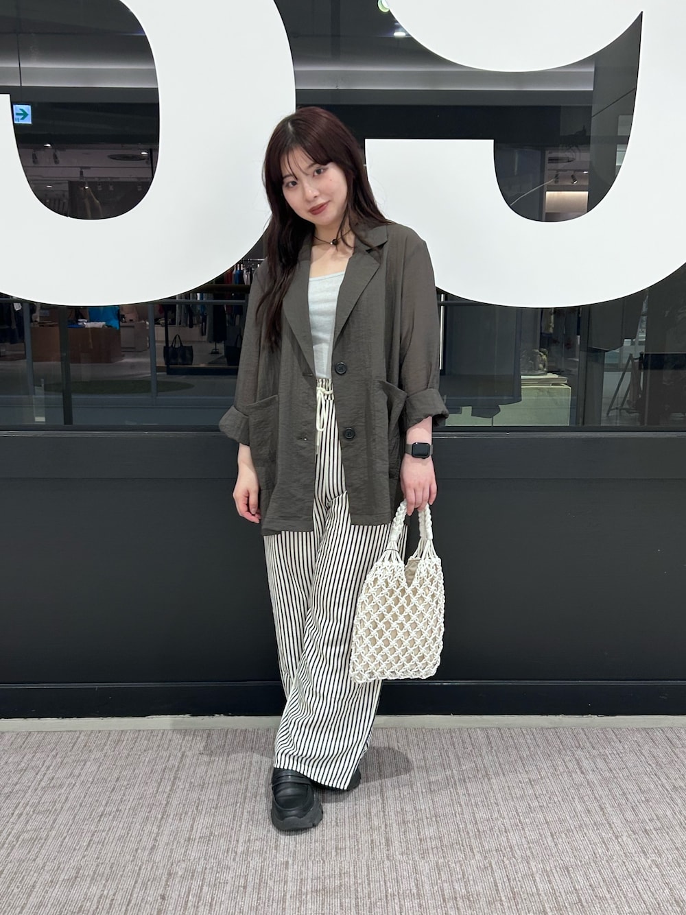 「ジャケット、ワイドパンツ、タンクトップ、網バッグ」｜「COLONY 2139のストライプイージーパンツ（その他パンツ、ブルー系）」を使った、manaさん（骨格ストレート・レディース・156cm）の春コーディネートの1枚目の写真