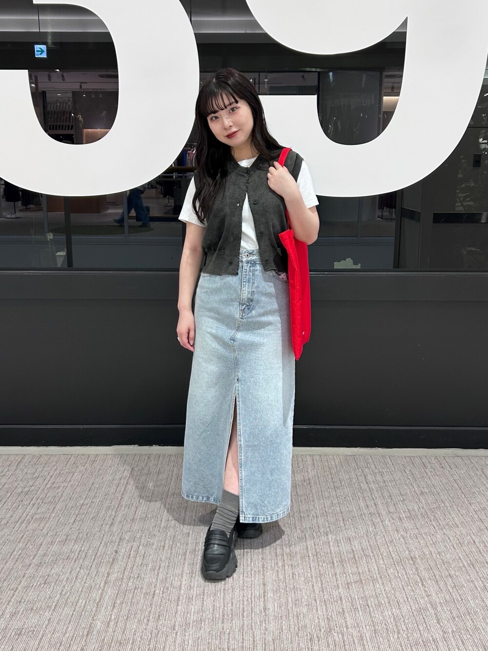 「colony 2139、COLONY2139、デニムスカート 、スカート、ベスト、白Tシャツ、Tシャツ」｜「COLONY 2139のフロントスリットデニムロングスカート（デニムスカート、ブルー系）」を使った、manaさん（骨格ストレート・レディース・156cm）の春コーディネートの1枚目の写真